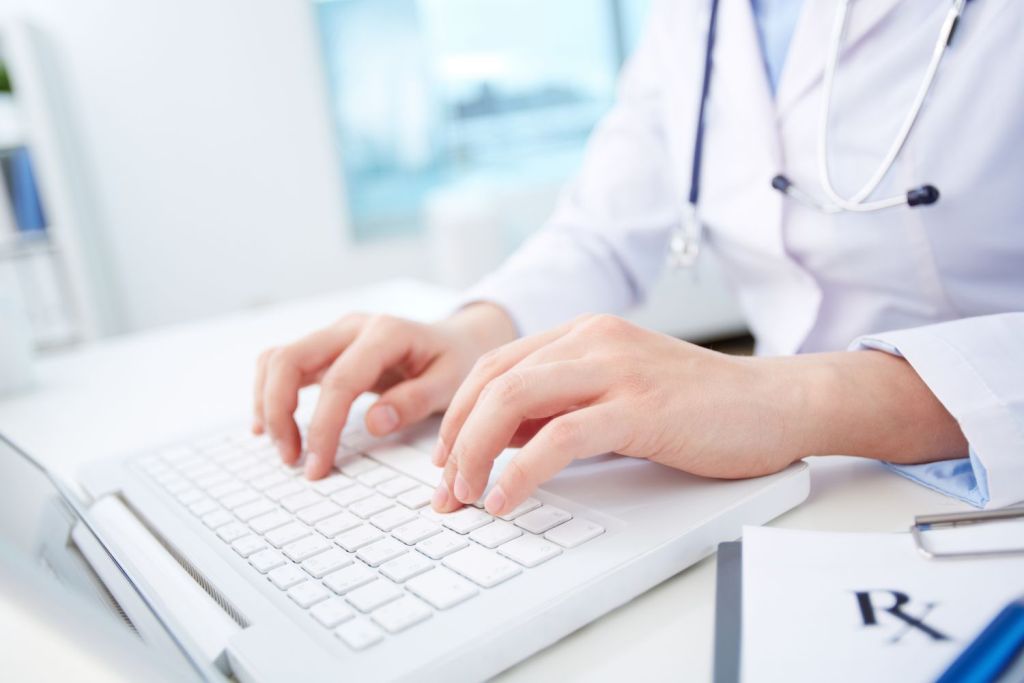 Опрос ОНФ показал, что доступ к интернету на рабочем компьютере имеют только 57% врачей в регионах